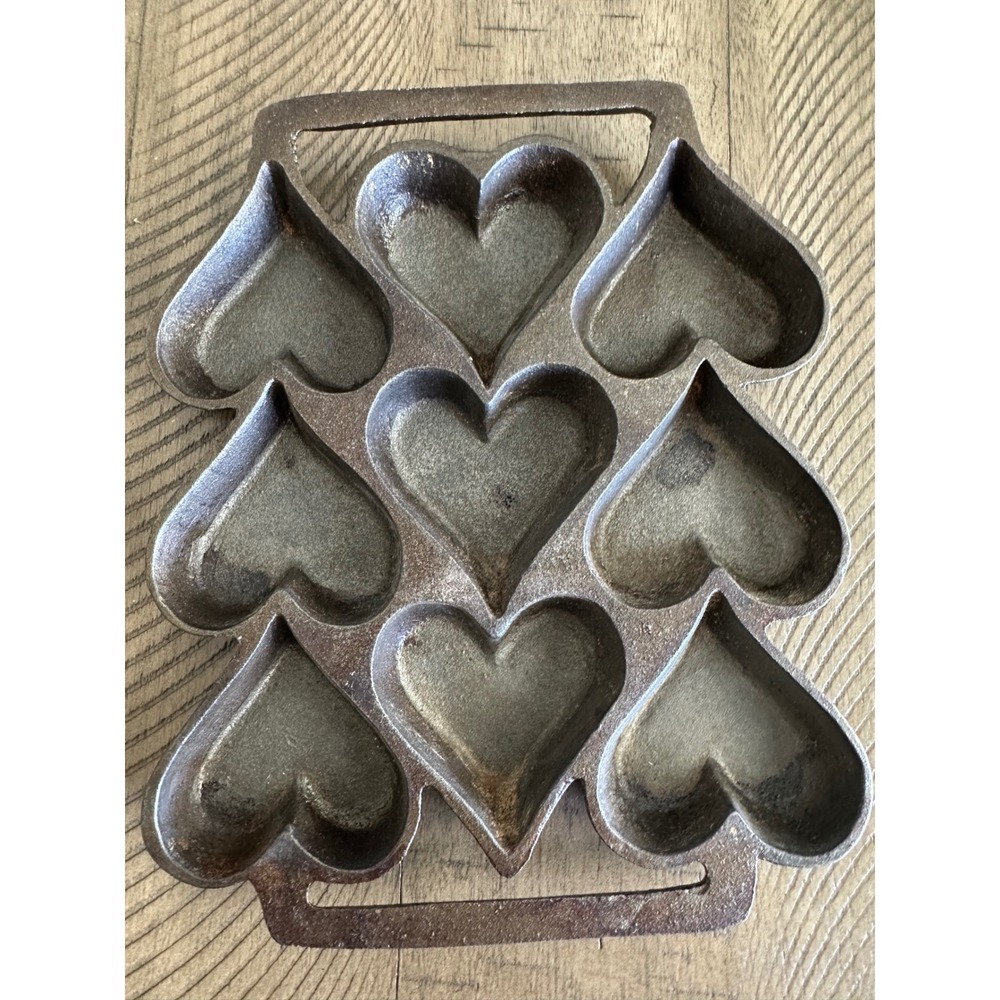 Vintage Cast Iron Heart-Shaped Gem Pan – 9-Cup Muffin & Cornbread Mold